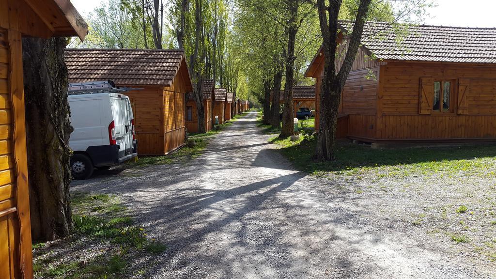 Camping La Motte Flottante La Freissinouse Esterno foto